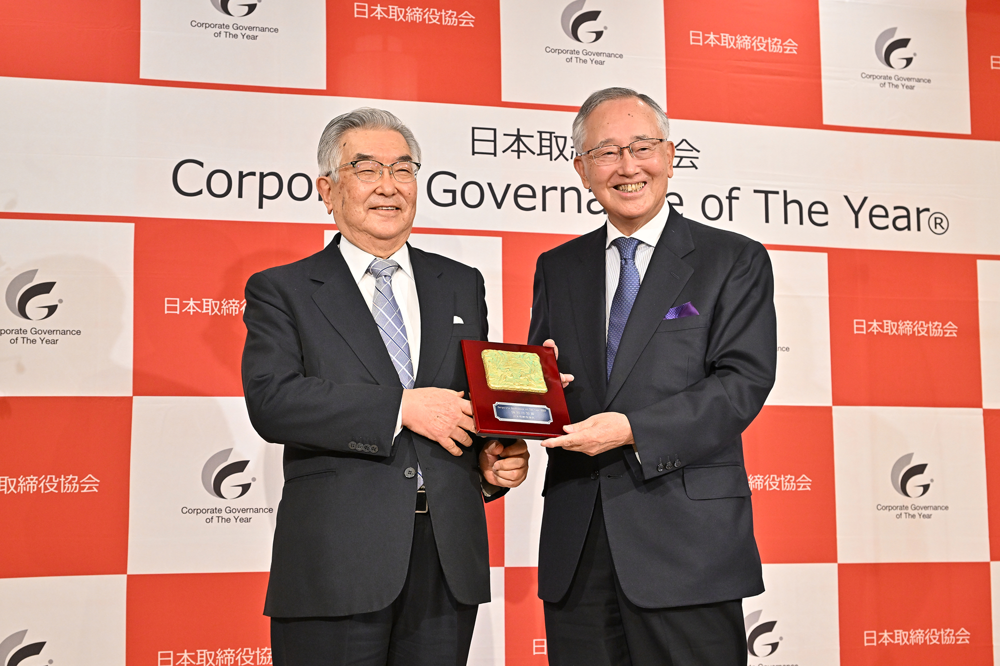 Mr. Yoshihiko Miyauchi, Orix Corp. and Mr. Atsushi Saito,  Chaiman of the Selecting Committee. (left)